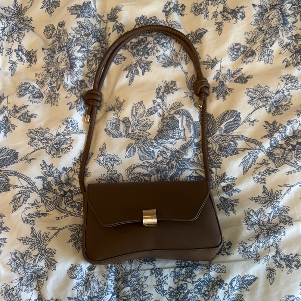 Elegant Brown Shoulder Bag with Gold-Toned Clasp